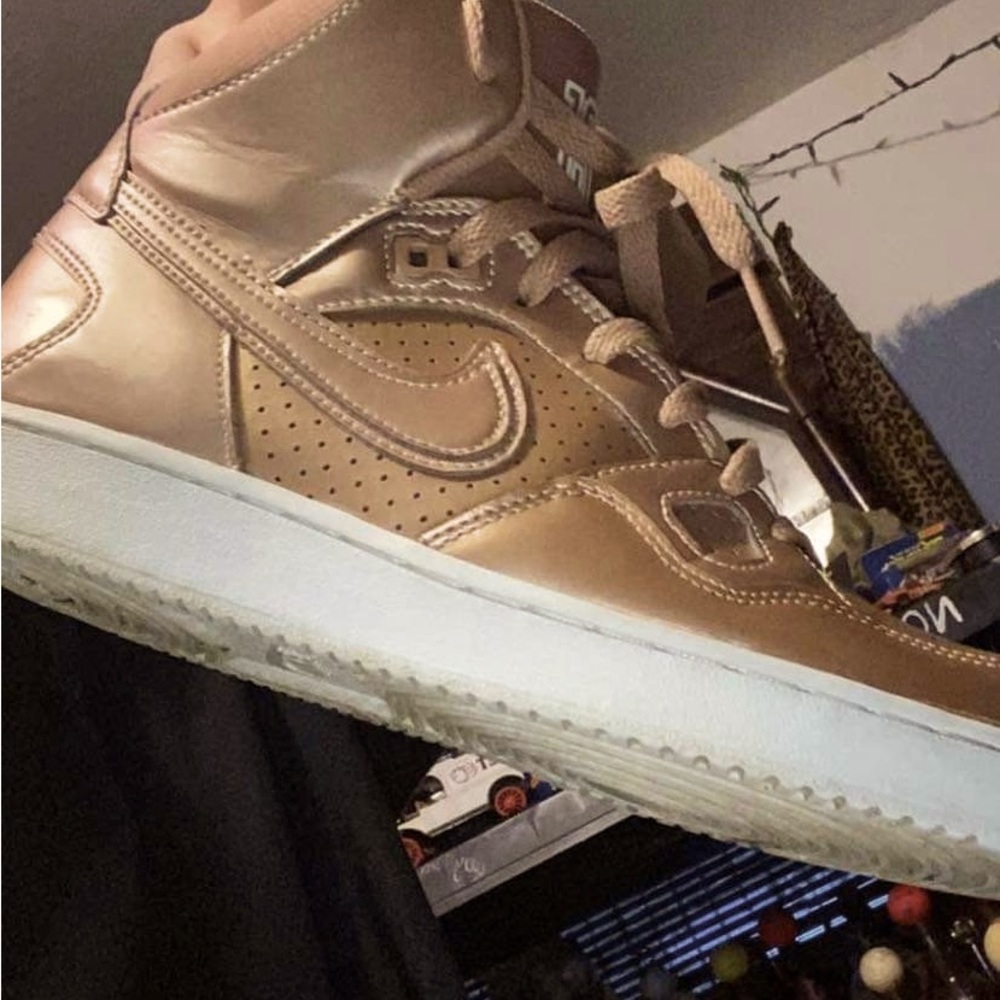 ROSE GOLD NIKE AIR FORCES 🔥🥵 ONLY ASKING 45!!! THEY ARE IN GREAT CONDITION 💯 - Picture 2 of 2